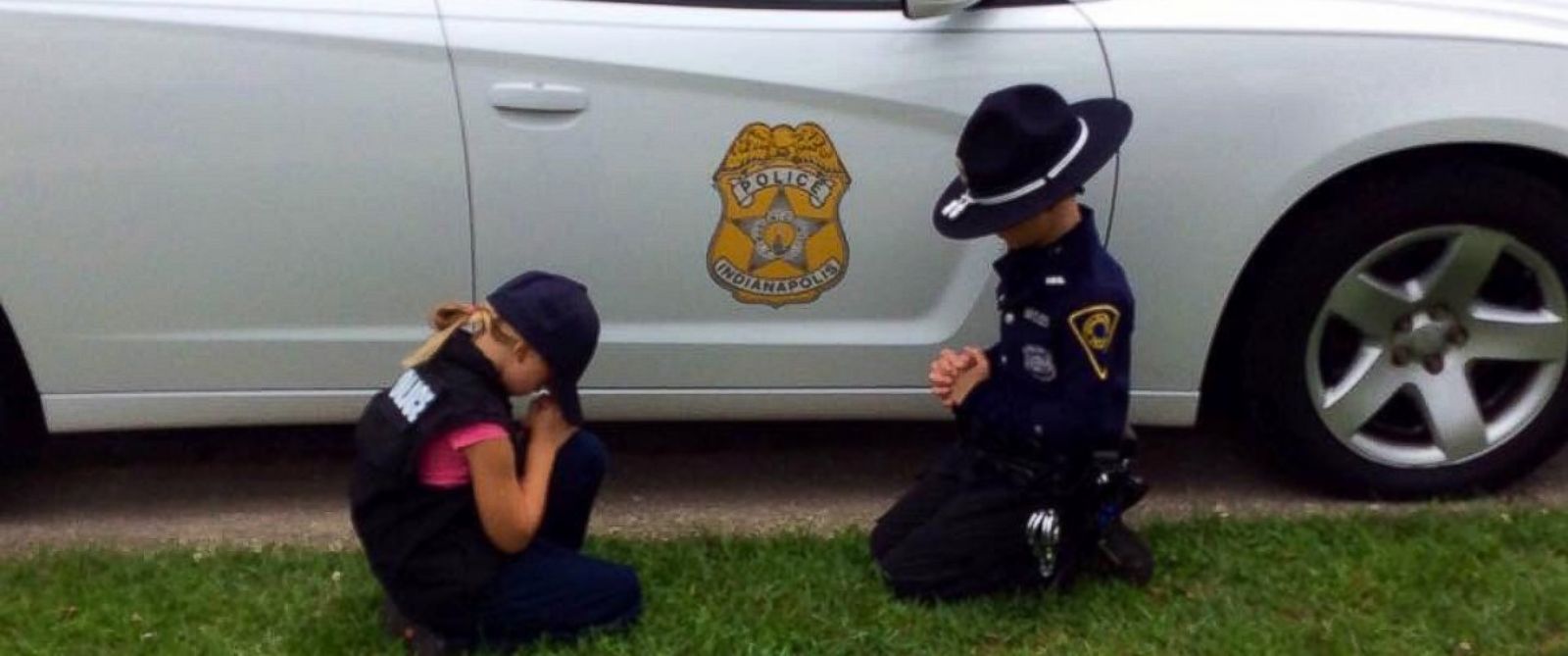 Photo Captures Police Officer’s Children Praying for His Safety
