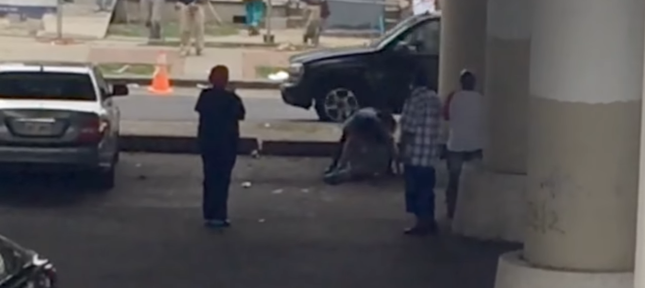 New Orleans Police Officer Fights With Suspect As Everyone Films