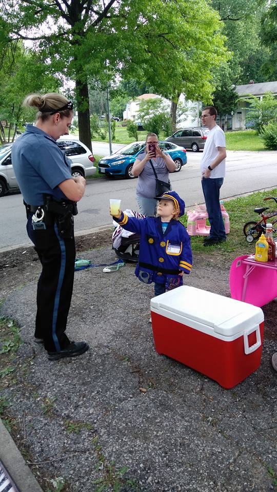 Police Officers Respond To Support Girl’s Lemonade Stand